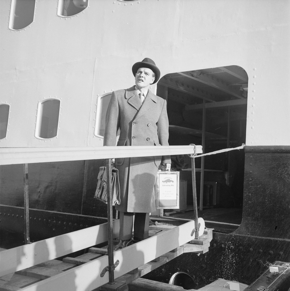 Reklamebilder fra Hurtigruta og fra Turistgaragen bensinstasjon