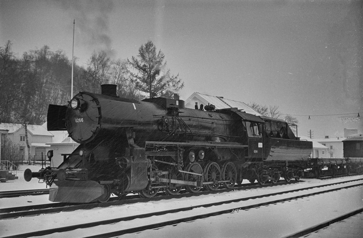 Godstog trukket av damplokomotiv type 63a nr. 6266 på Melhus stasjon.