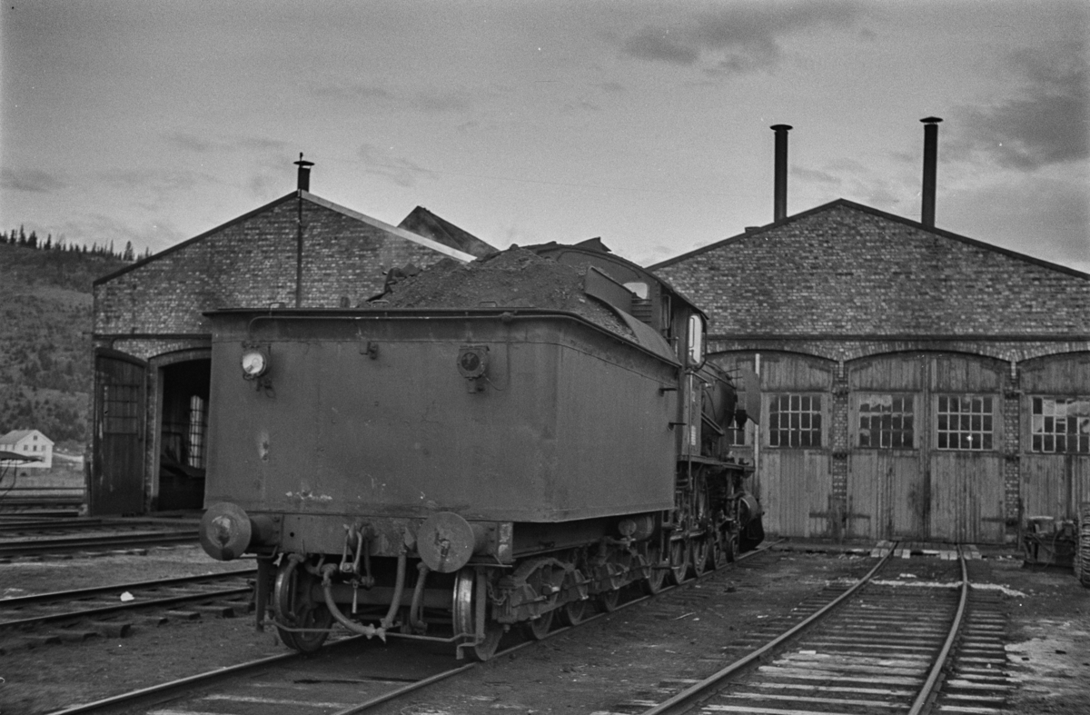 Damplokomotiv type 30a nr. 272 ved lokstallen på Støren stasjon. Blant lokomotivpersonalet ble lokomotivet benevnt "Prinsessa".