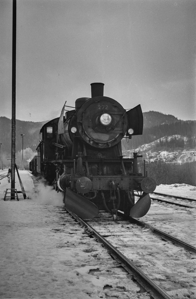 Damplokomotiv type 30a nr. 272 med godstog på Støren stasjon. Blant lokomotivpersonalet ble lokomotivet benevnt "Prinsessa".