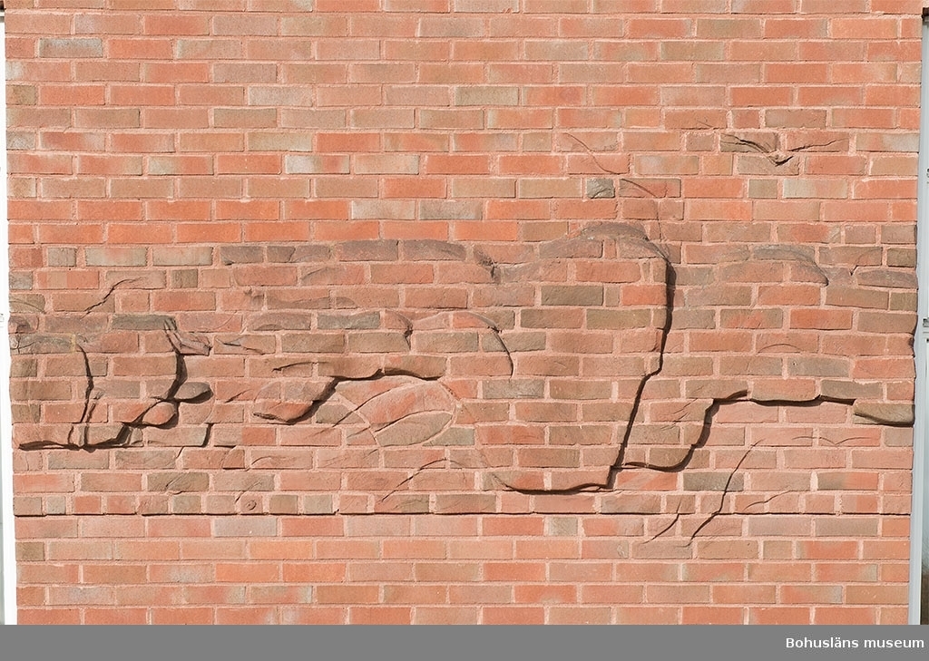 Bildkonst på fasadväggen vid entrén till Bohusläns museum. Motiven skildrar bl.a. de bohuslänska näringarna.