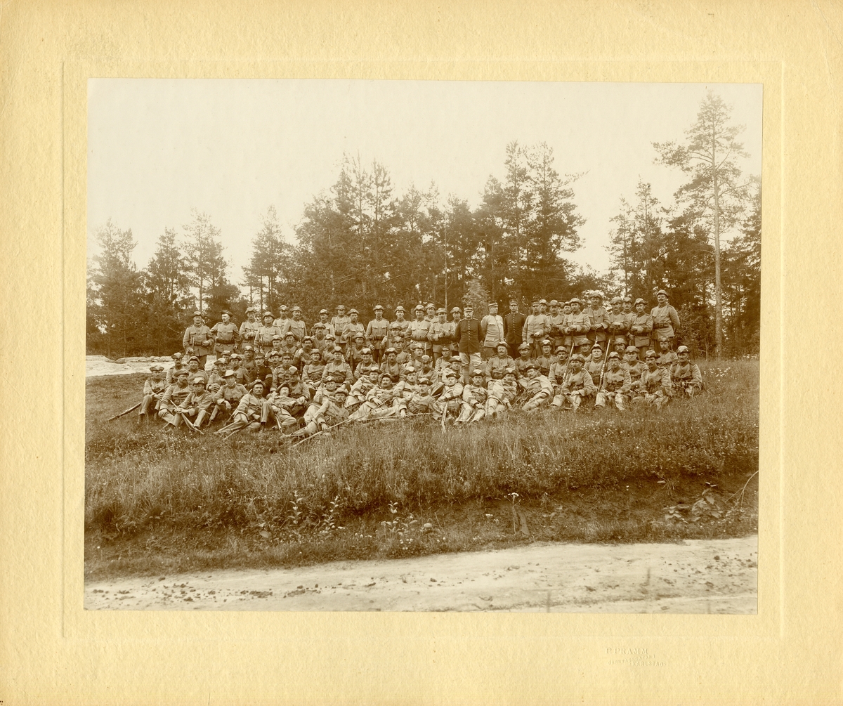 Grupporträtt av officerare och soldater vid förmodligen Värmlans regemente I 22.