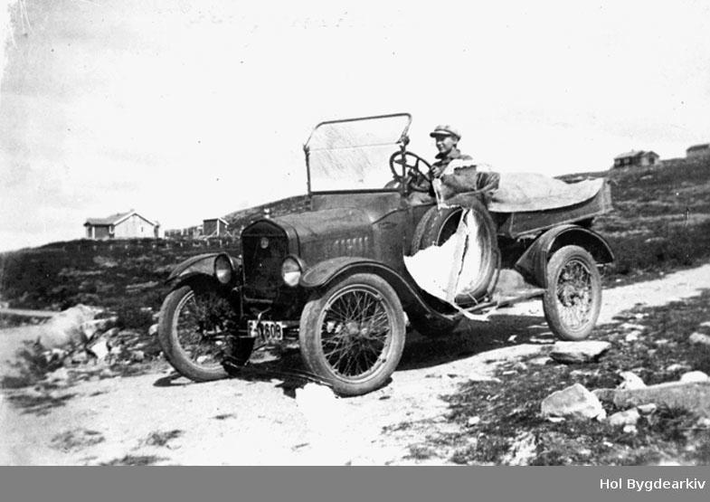 Biltur på Kleppestølen, bilen er ein Ford model T 1919, reg. F12608. Eier av bilen kan være Carl Ostrøm fra Hovet i Hol.