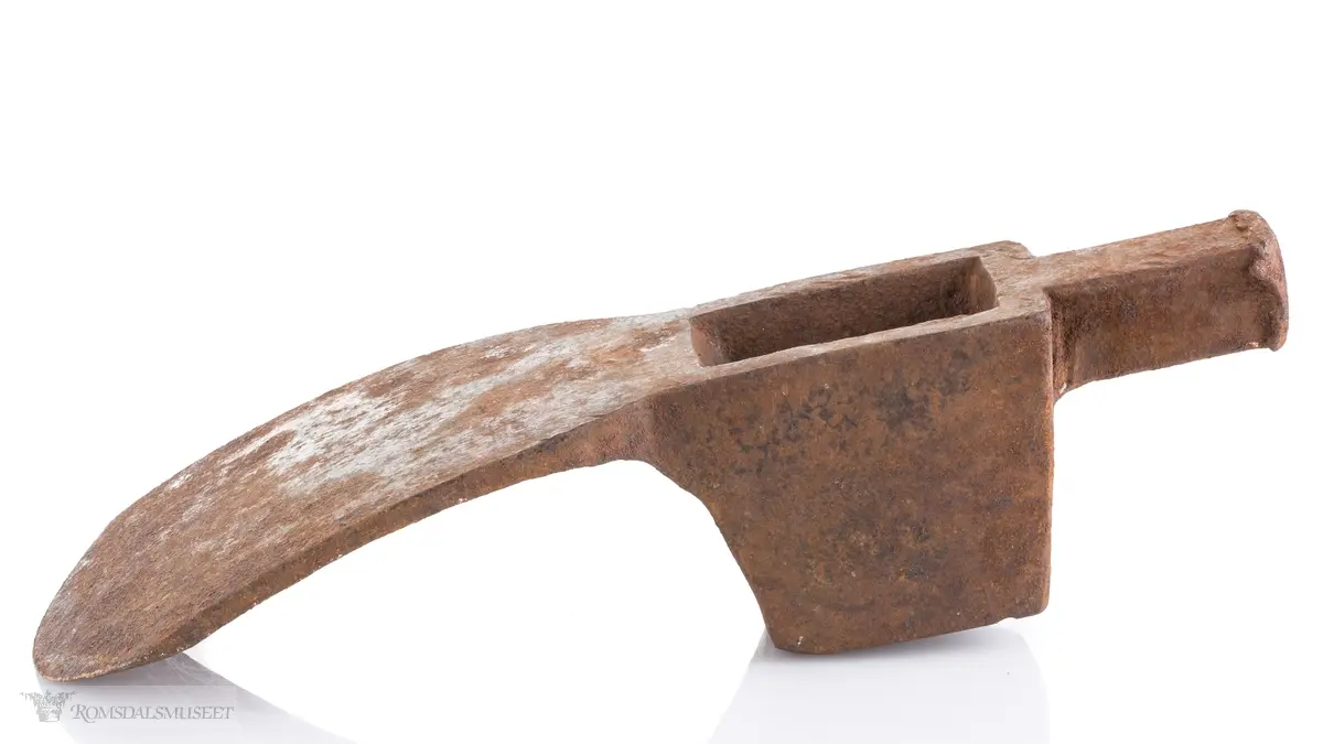 Øksehode med eggen på tvers i forhold til skaftefestet. Avrundet egg. Hammer med firkantet snitt i bakkant av hodet. En tverrøks brukes til å hugge stokker og planker for å jevne ut flater, forme bjelker og takrygger samt ved snekring og båtbygging.