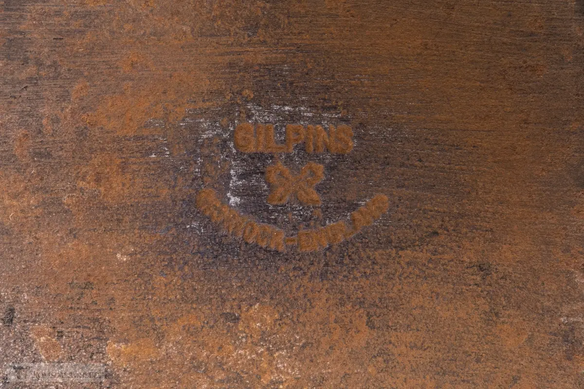 Øksehode med eggen på tvers i forhold til skaftefestet. Rett egg som ser ut til å ha blitt smidd på av bruker. Hammer med firkantet snitt i bakkant av hodet som smalner av mot enden. En tverrøks brukes til å hugge stokker og planker for å jevne ut flater, forme bjelker og takrygger samt ved snekring og båtbygging.