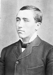 Portrett av ung mann. Ola Ryen.