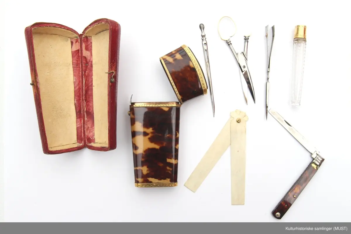 Gullbesetning med smale sisselerte border