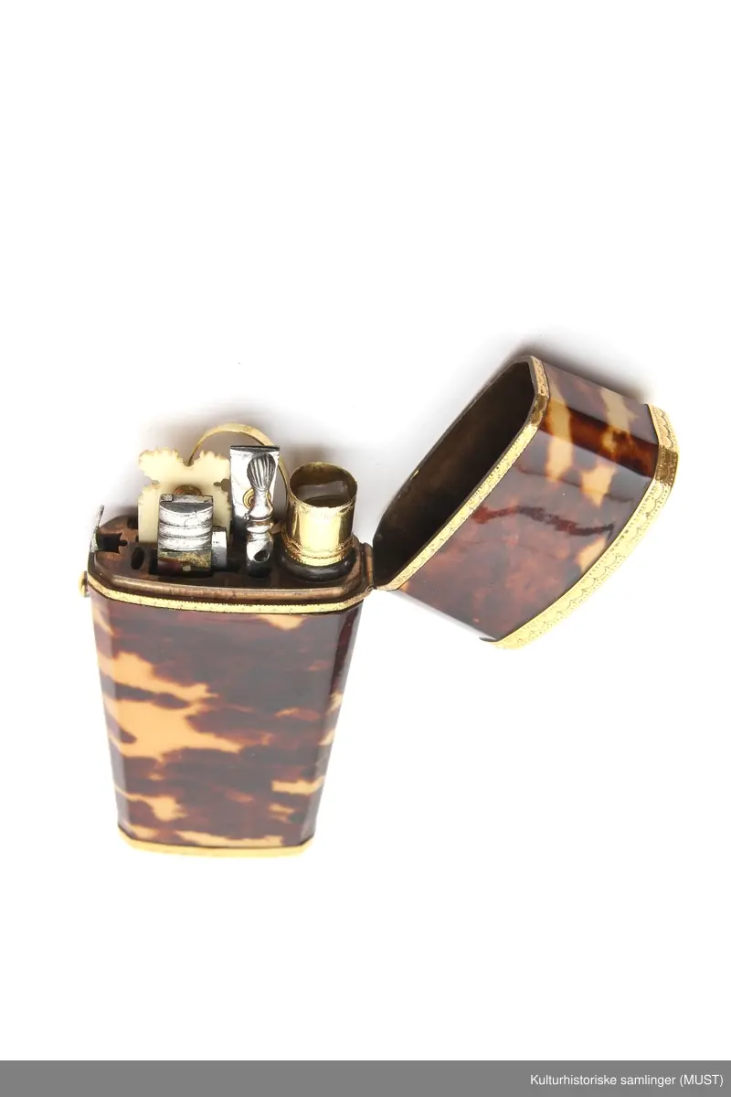 Gullbesetning med smale sisselerte border