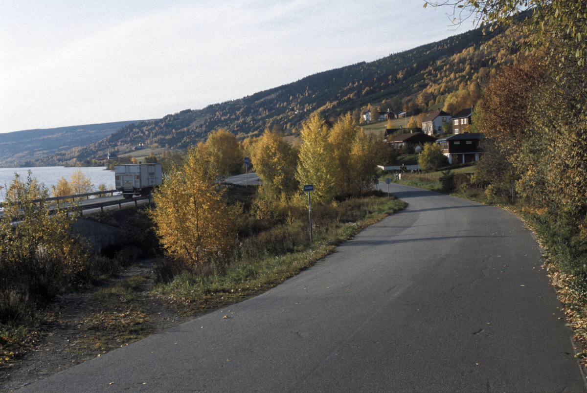 Lillehammer, Vingnes Øyresvika, lokalvegen Vingromsvegen, til venstre E6 og Mjøsa, mot sør