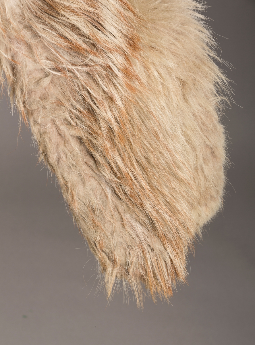 Form: Frakkefasong, stor krage, splitter på 20 cm nederst i sidene og midt bak
