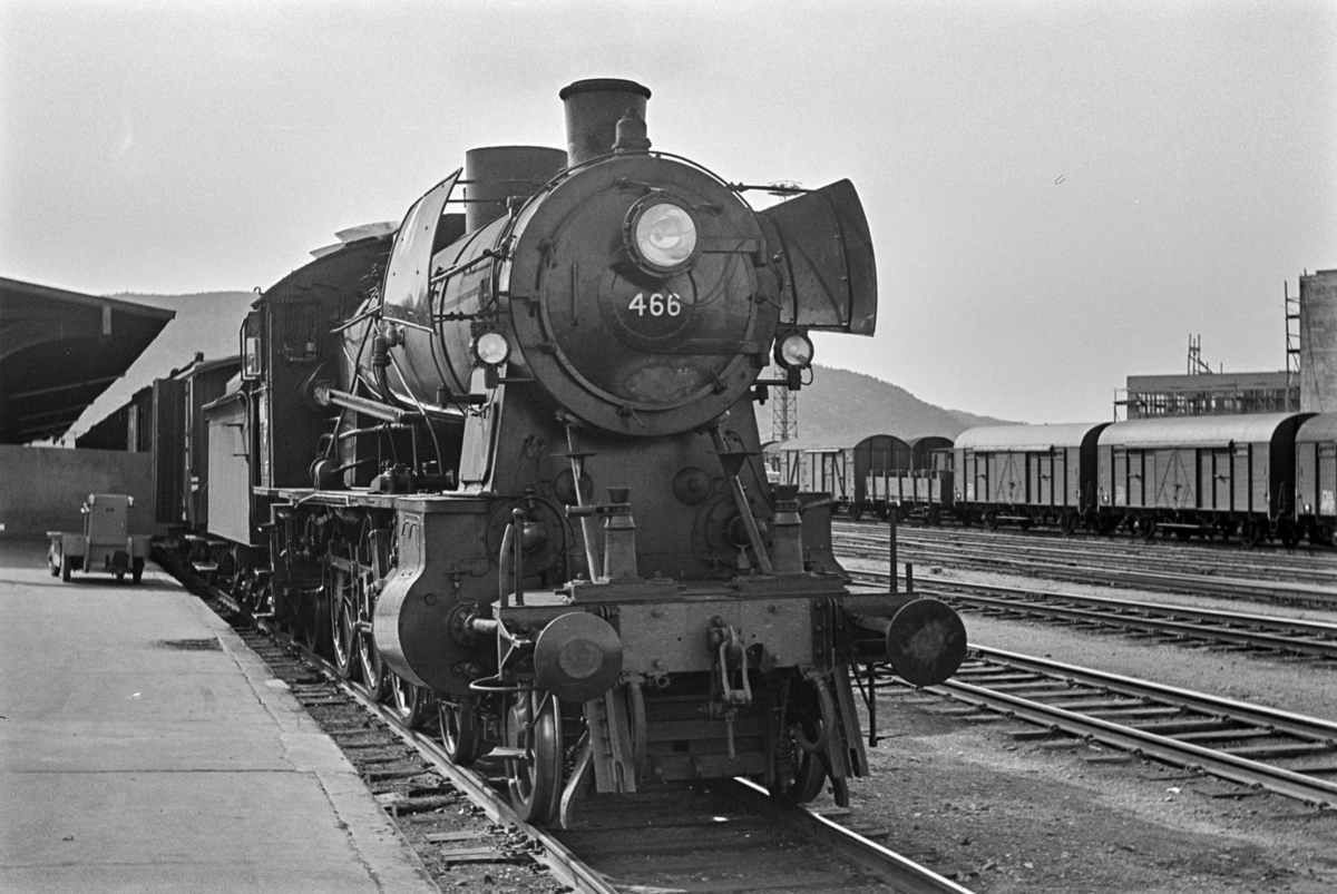 Persontog fra Trondheim kl. 1610 til Grong, tog 457, på Trondheim stasjon. Toget trekkes av damplokomotiv type 30c nr. 466.