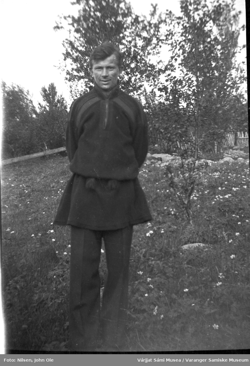 En ung John Ole Nilsen kledd i kofte. Han står utendørs sannsynligvis i Fuoitnjárga / Bunes rundt 1940 eller slutten av 1930-tallet.
