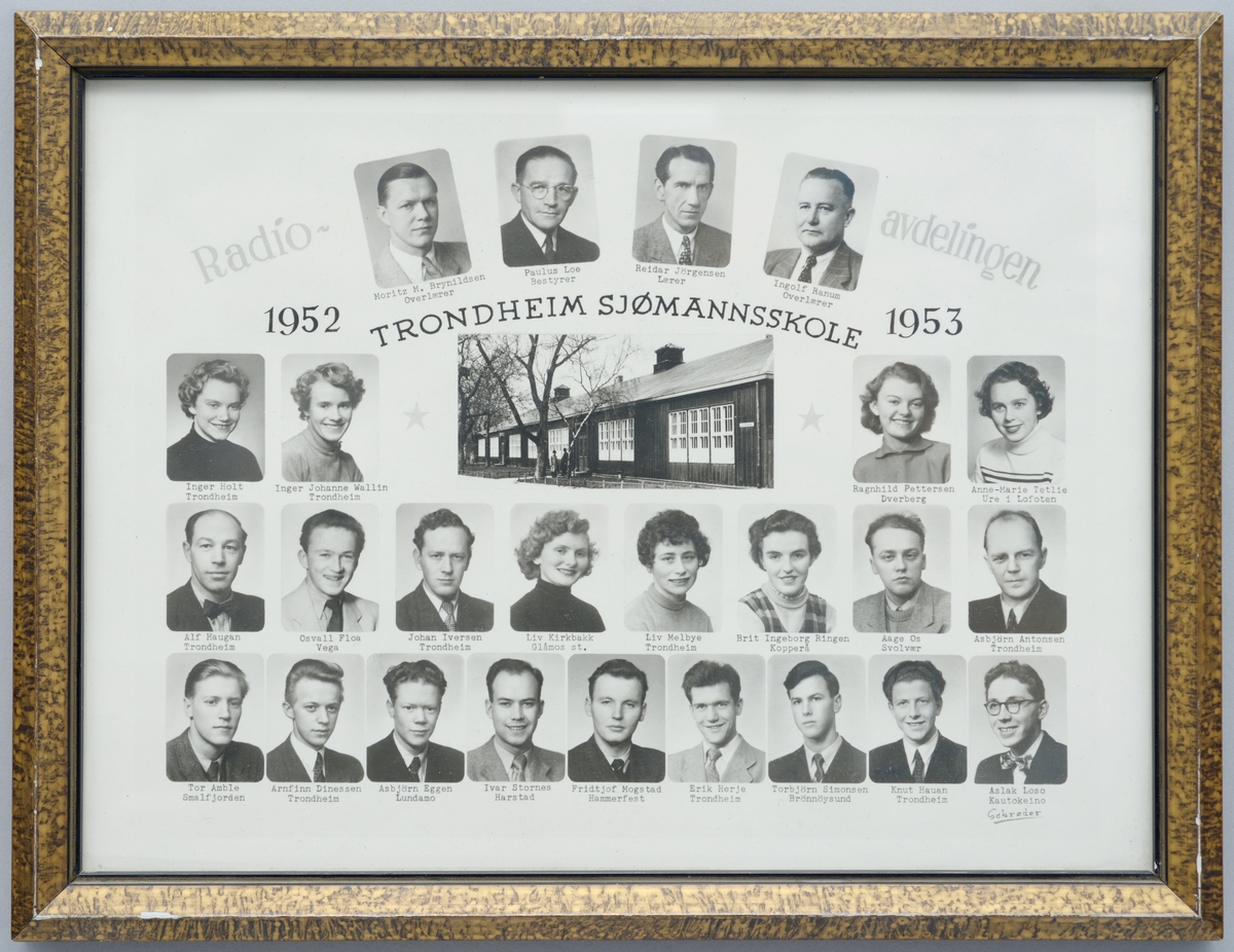 Klassebilde av elever og lærere ved Radioavdelingen ved Trondheim Sjømannskole 1952-53. Skolebygningen sentralt i motivet.
