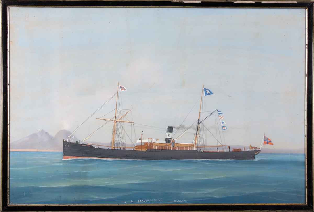 Skipsportrett av DS BERGENSEREN ved innseilingen til Napoli. Vesuv sees til venstre i motivet. 6 mann på dekk. Skipet fører rederiflagg og signalflagg i mastene.