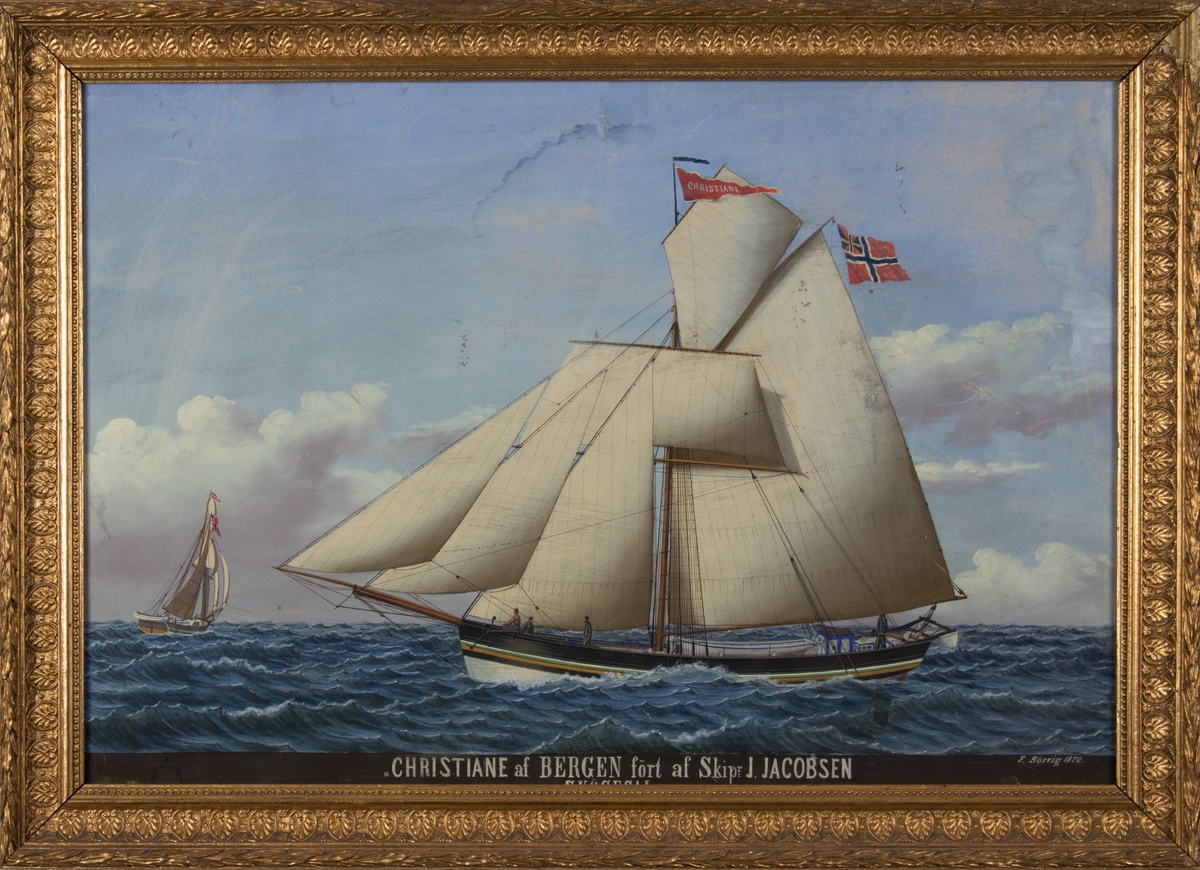 Skipsportrett av jakt CHRISTIANE på åpent hav. Samme fartøy sees også sett fra akter til venstre i motivet. Fire mann på dekk.