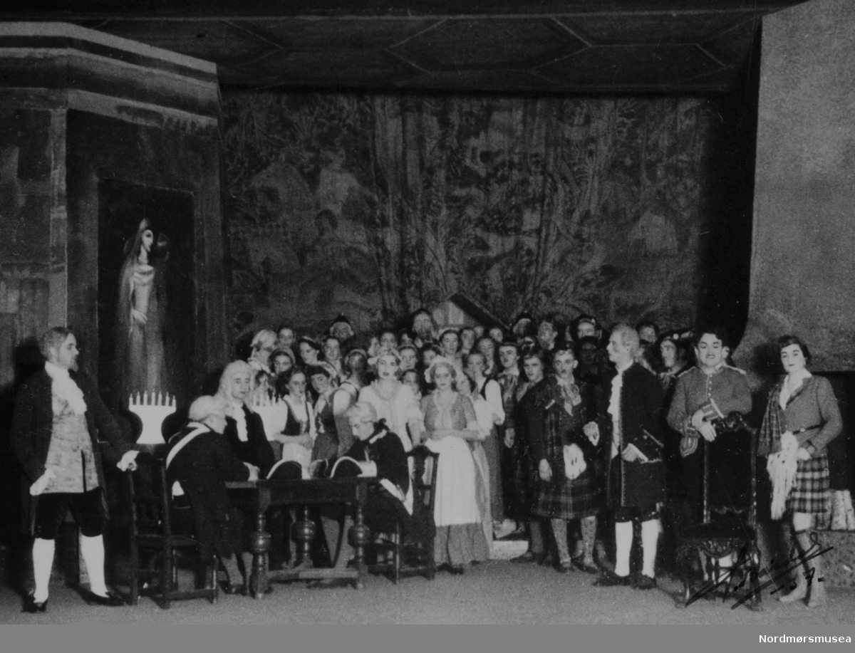 Boieldieu: Den hvite dame, 1937. Foto: Bardal. Foto fra en operaoppsetting i Kristiansund. Bildet er gitt i gave av Operaen i Kristiansund ved Britt Westavik. Fra Nordmøre museums fotosamlinger.