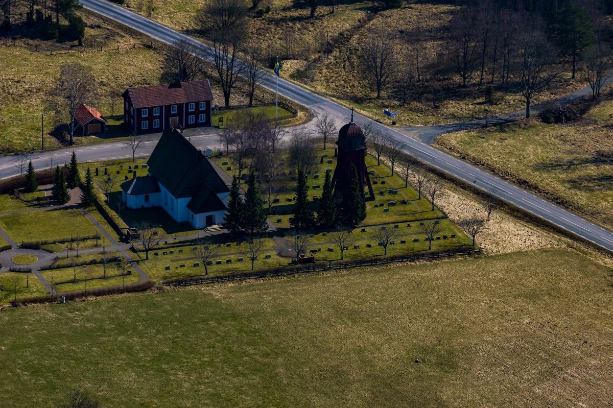 Flygfoto över Hagshults kyrka i Vaggeryds kommun.