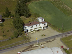 Sør-Fron, Harpefoss. Smia, Skurdal Kunst. Stor, hvit bygning