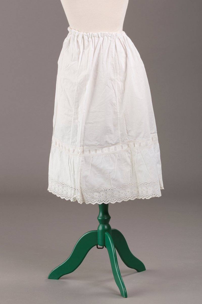 Form: Sydd sammen av seks høyder av ulik bredde og skjæring, blondekant, hullsøm, strikk i livet,