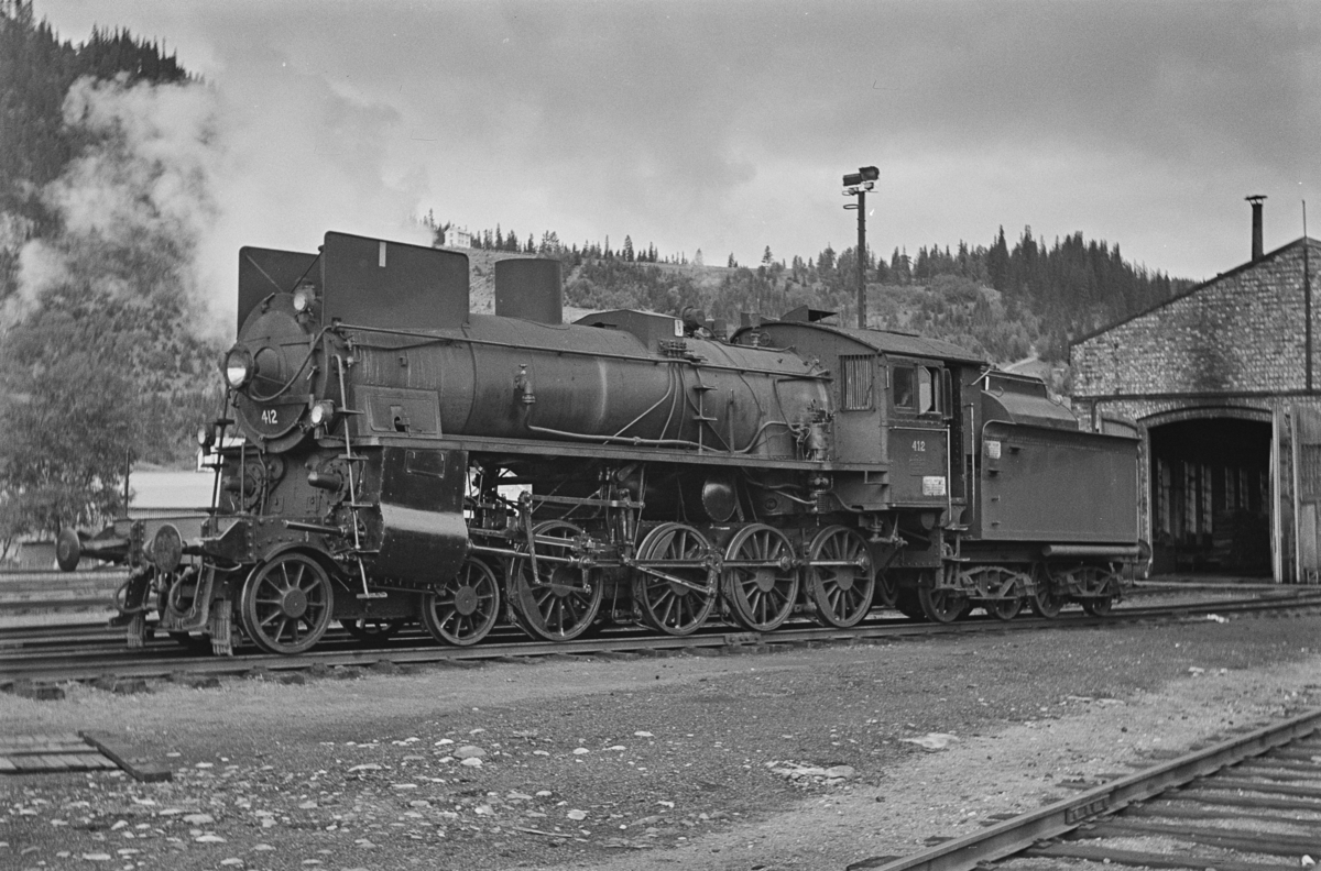 Damplokomotiv type 26c nr. 412 ved lokstallen på Støren stasjon.