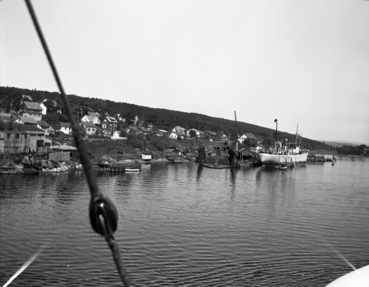 Byggenr. 31 v. Langesund Mekaniske Verksted: Kollbryn
8: "Sakte fart akterover". 
9: "Klar ved winchen".
12: "Kollbryn på slippen 17.5.1951".
13: "Kollbryn ved kaien 24.3.1951".