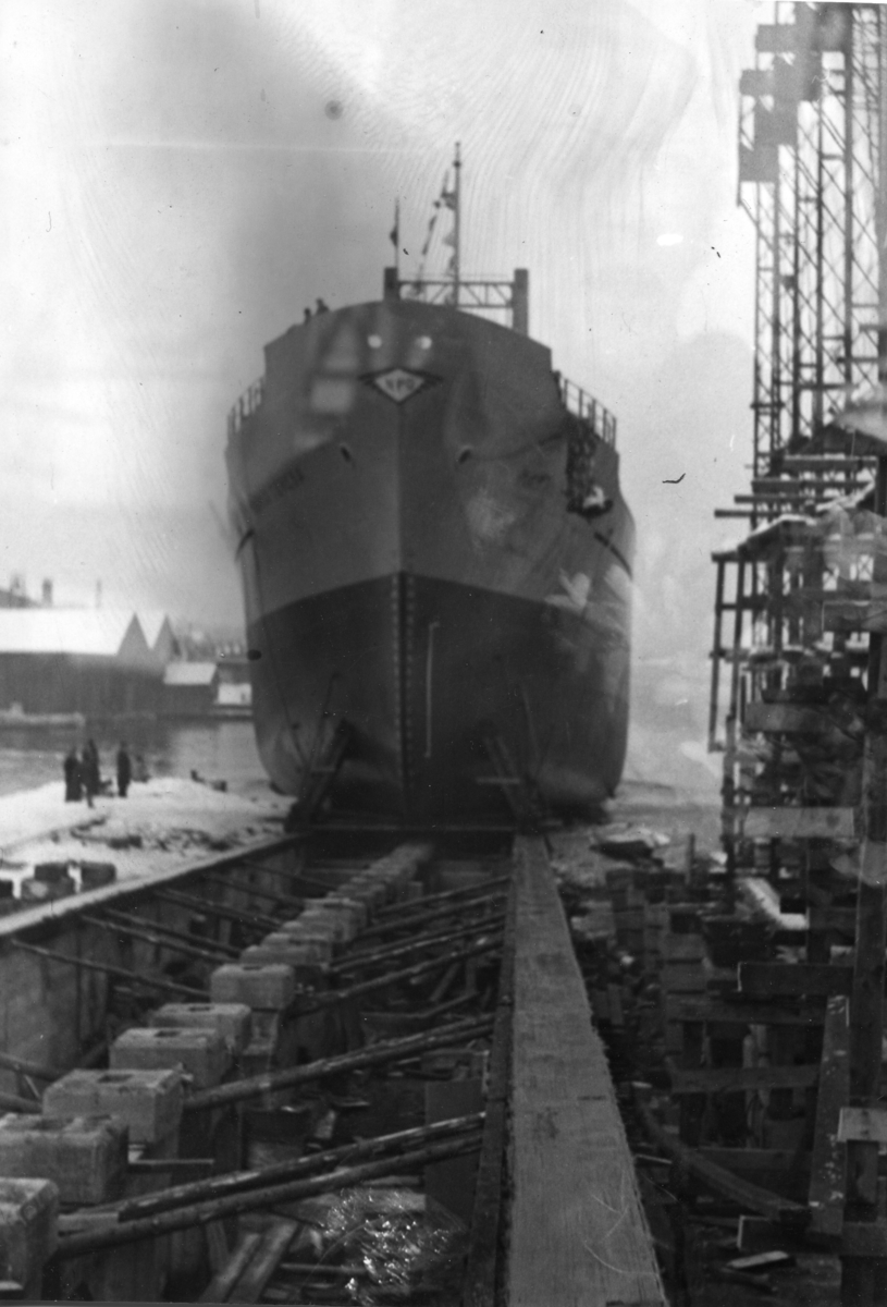 Byggenr. 42 v. LMV: Maria Teresa.
Kvinna som døper båten (med blomsterbukett) er "miss Angela Butts".