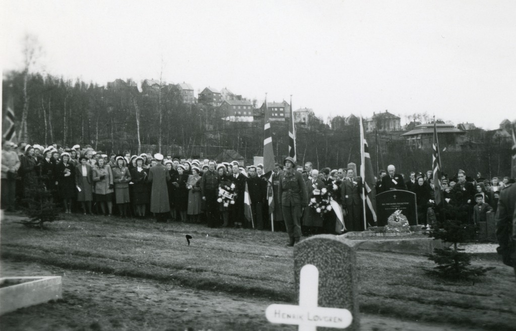 Folkeansamling på kirkegården  i Narvik.