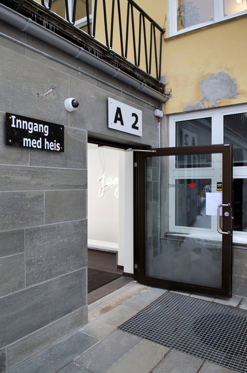 Christensens verk er ein installasjon med to benkar av stål. Benkane er dekt med lys betong kor det er laga avtrykk av menneskekroppar som har sete der. Over kvar benk heng eit kvitt neonrør forma som ordet «jeg». På veggen bak heng det ein rund spegel, slik at begge neonarbeida blir spegla på motståande vegg.

Kunstverket er mogeleg å oppleve også for dei med synshemming, både på grunn av det sterke lyset i neonrøra og fordi det kan utforskast med hendene. Det inviterer til sansing, leik og refleksjon rundt kva det er å vere eit «eg». Spegelen minner om kor viktig spegling i bokstaveleg og overført tyding er for kjensla av kven ein er, og korleis identitet endrar seg over tid. Avtrykka på benkane er i ulik storleik, så ein kan setje seg i dei og kjenne etter om ein passar inn – eller berre sjå på kunsten på motsett side.