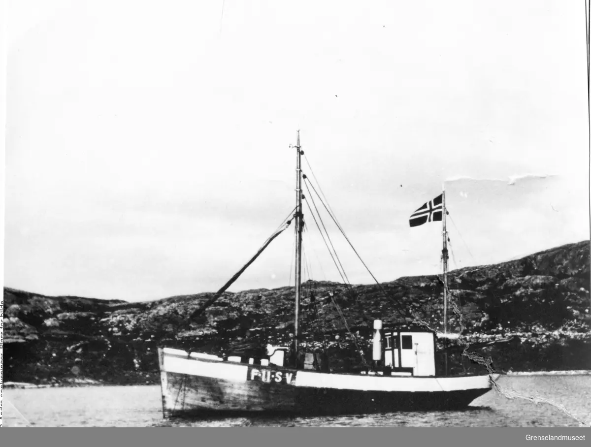 M .K. Rognen, en 34 fots fiskebåt med 10 k .Bolindermotor som Otilius Gade fra Ropelv i 1919 kjøpte i Vadsø for 6000,- kr. I 1924 ble den endel ombygd. Her er den etter ombyggingen.
(se SMU.F000576)