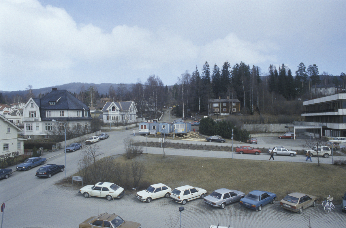 Lillehammer sentrum, Lillehammer Fylkessykehus, anleggsbrakker, øvre del av Langesgate, mot øst