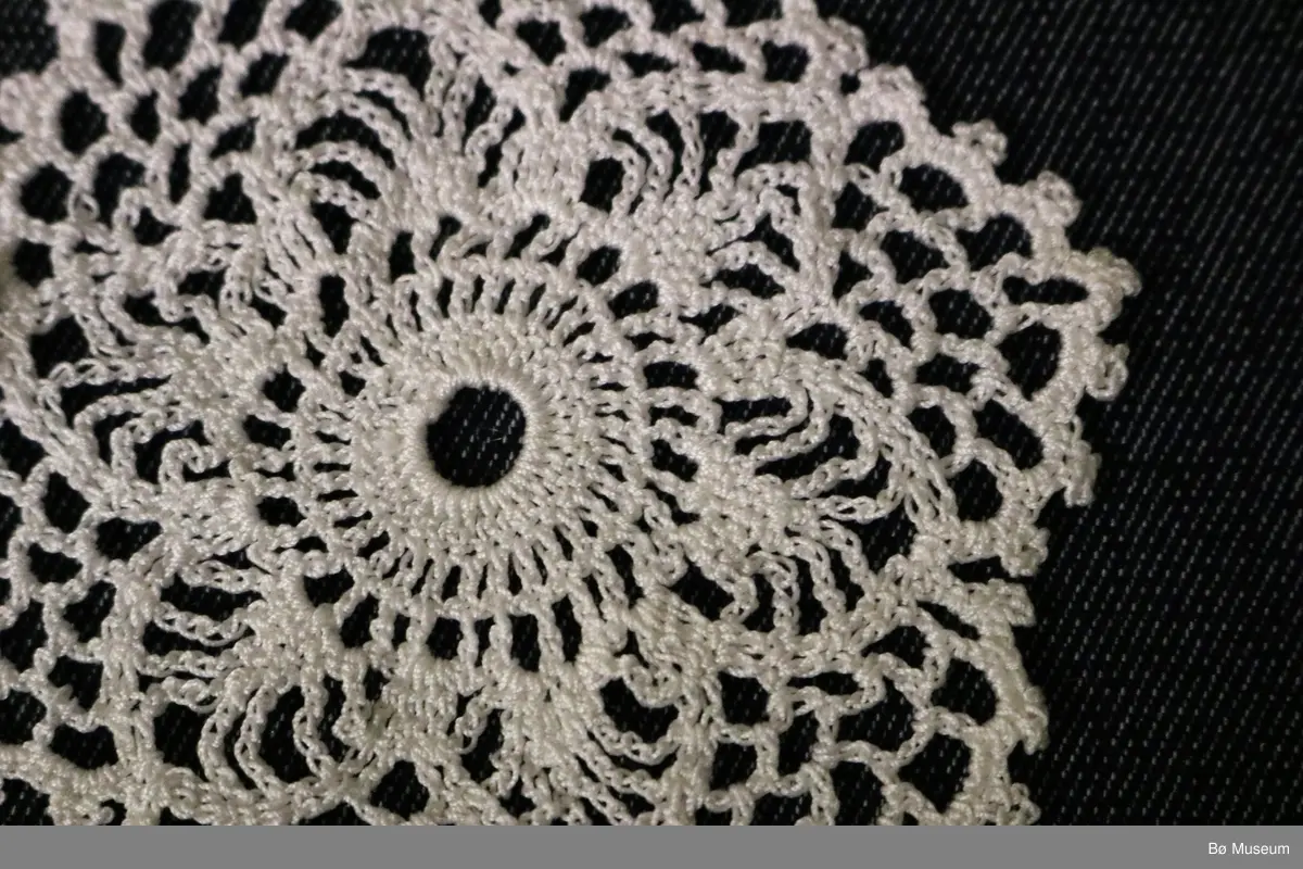 To like hekla brikker til sukker/fløtesett. Brikkene har ananasmønster med seks blad på rosa.