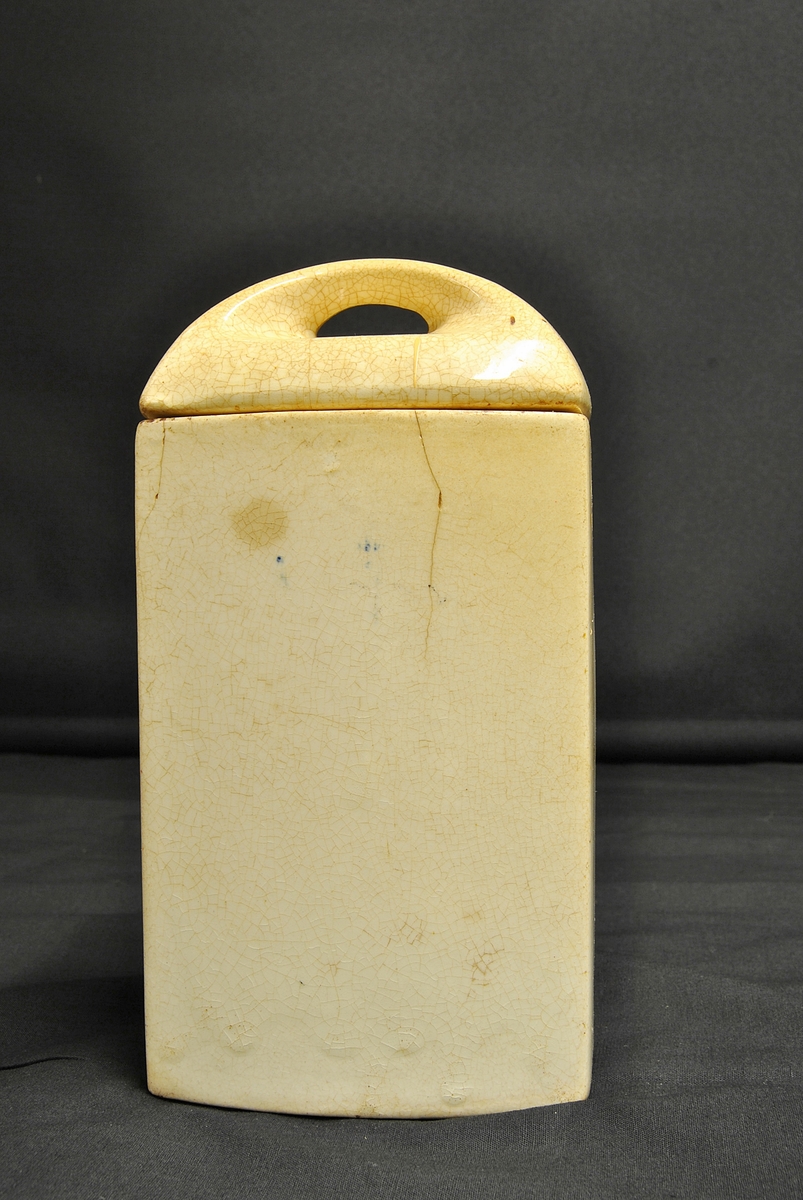 Rektangulær krukke med lok av keramikk.