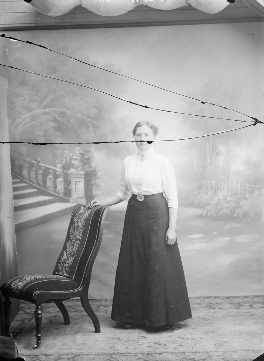Mina Skrindahaugen (usikker), 29.03.1914, portrett av ung kvinne