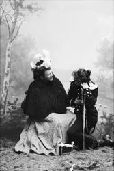 Portrett, to personer (M.Baadstø), atelierbilde