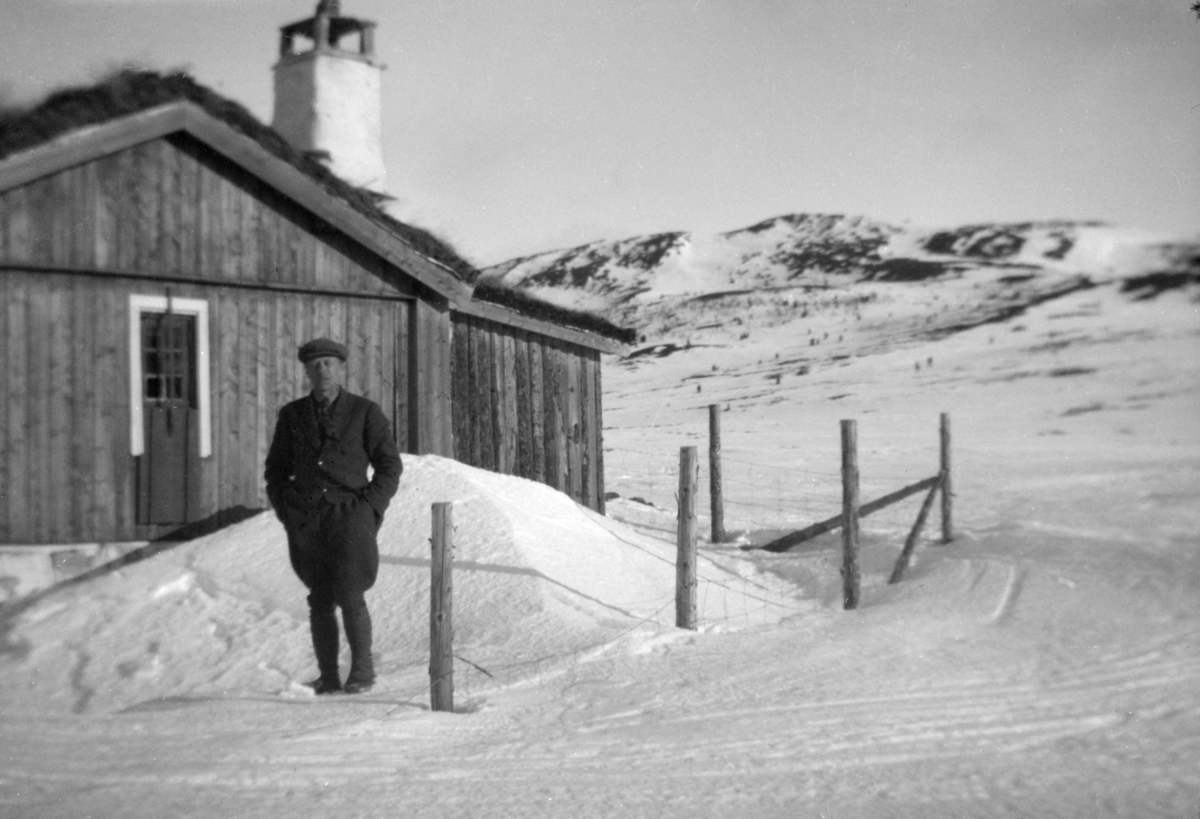 Karl Løkke ved sin hytte på Trabelia, Ringebu