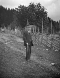 Ivar Kleiven ved skigard, Høystad, Ringebu, ca. 1928