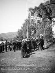 Gravfølge ute på kirkebakken ved  Rasmus Stauri ved begravel