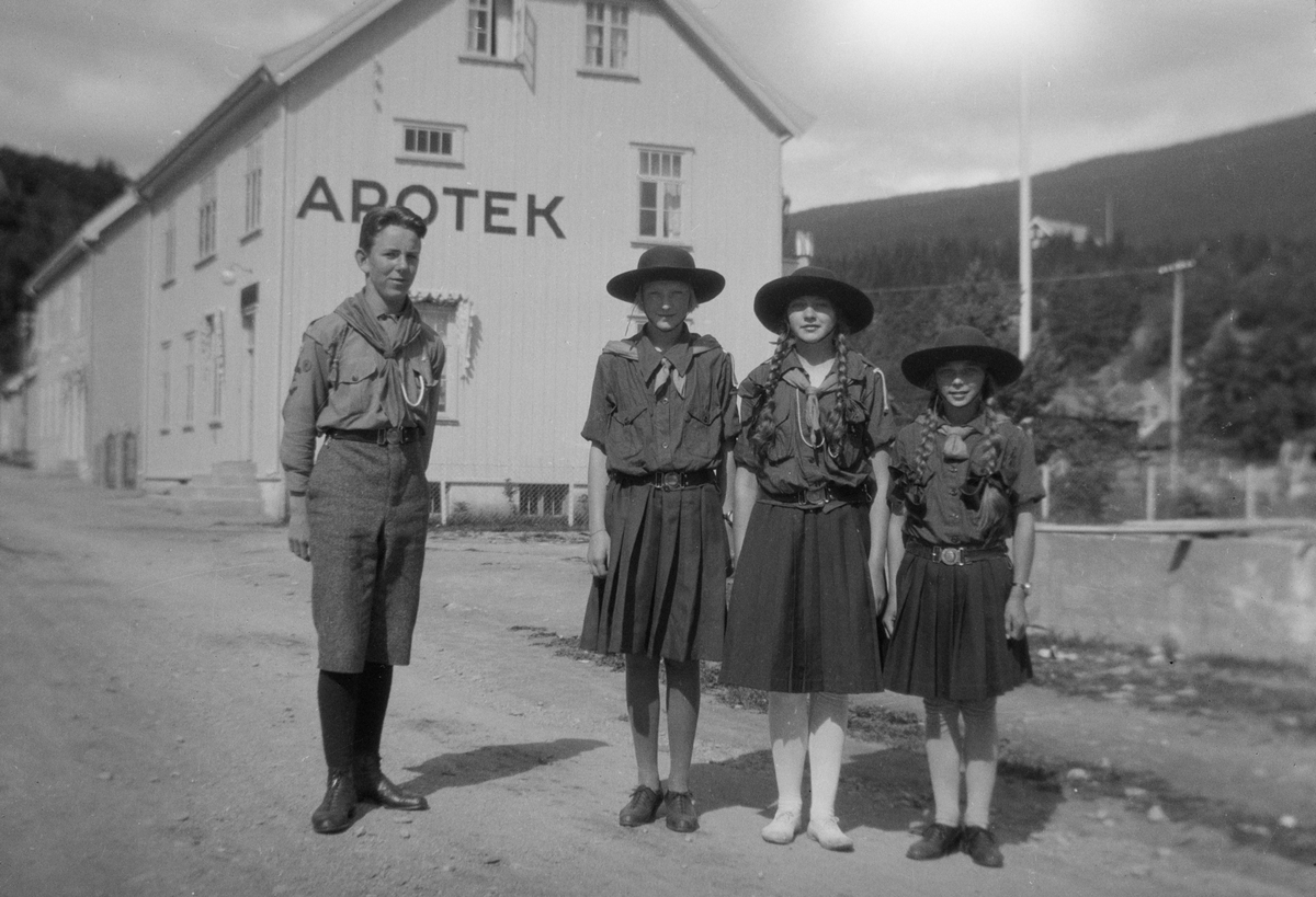 Speidere i Jernbanegata, Ringebu. Fra venstre Ivar Kluften, ukjent jente, Gladys Lossius og ukjent jente.