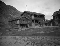 Romundgard, Sel, med Sinclairstua til venstre.