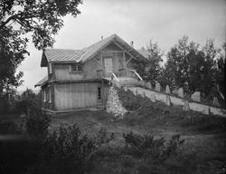 To etg. hus med inngang  i  andre etg. Tilgangen er med låve