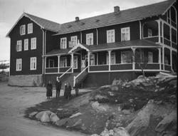 5 mennesker på plassen forran Grotli Hotell.