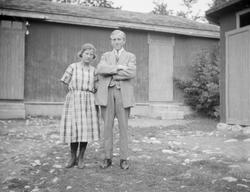 Ukjent kvinne og Peter Asphoug i bakgården til gamle bokhand