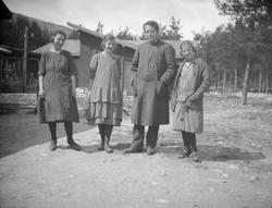 Pål Kluften står ute sammen med 3 unge damer.