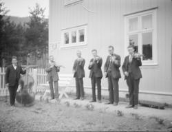 Gruppe spellemenn utenfor Furuly, Vålebru. Fra venstre P. Kl