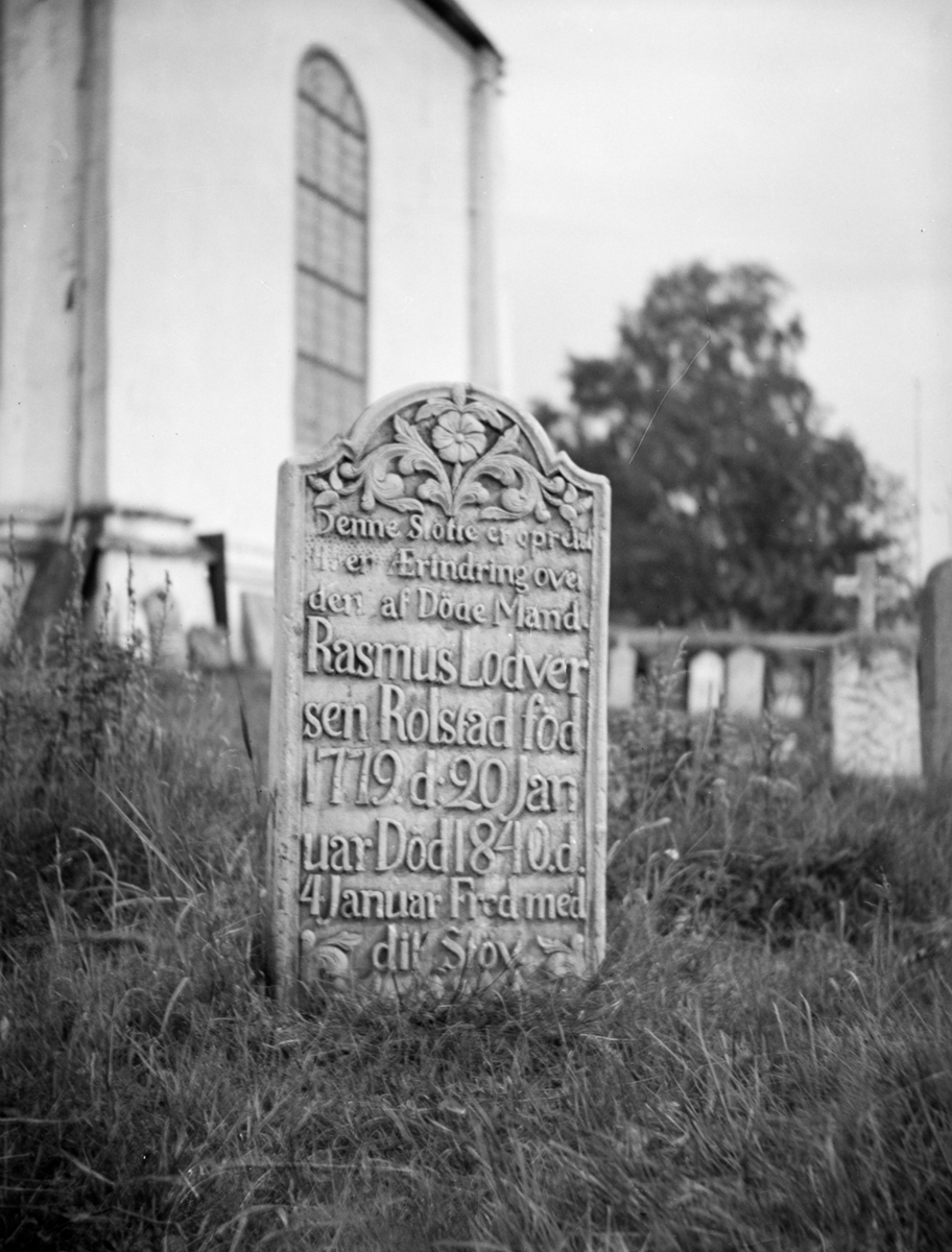 Gravminne i kleberstein over Rasmus Lodvesen Rolstad, Sør-Fron kirkegård.