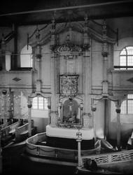 Interiør med alter og prekestol fra Sør-Fron kyrkje.