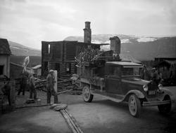 Flyttelass på lastebil fra Moen gård, Nord-Fron etter branne