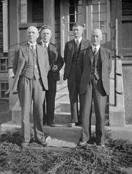 Gruppe menn på trappa Gudbrandsdal Fylkesskule, nå Ringebu F