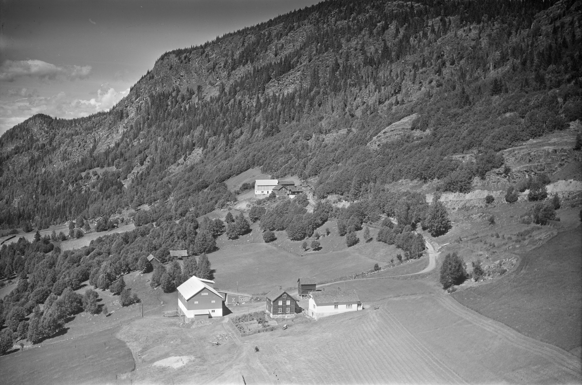 Mæhlum gård i Øyer med Høystad i bakgrunnen