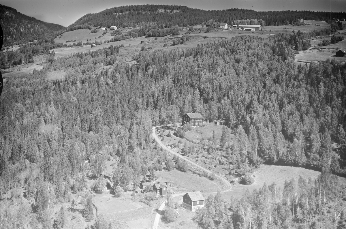 Øyer, Tretten. Flyfoto med Engejordet nederst, deretter den gamle Engelund skole. På toppen ligger Vedem (Vedum) gard, og øverst i venstre bildekant Lysbakken gard